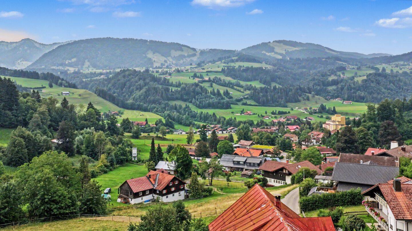 Wohnen mit Weitblick: Großzügige 5-Zimmer-Maisonettewohnung in Oberstaufen, 87534 Oberstaufen