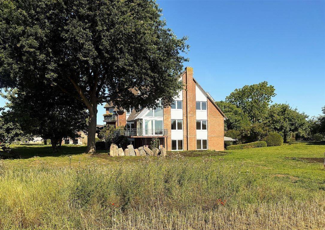 Die Ostsee im Blick – Großzügiges Zweifamilienhaus in Strande, 24229 Strande