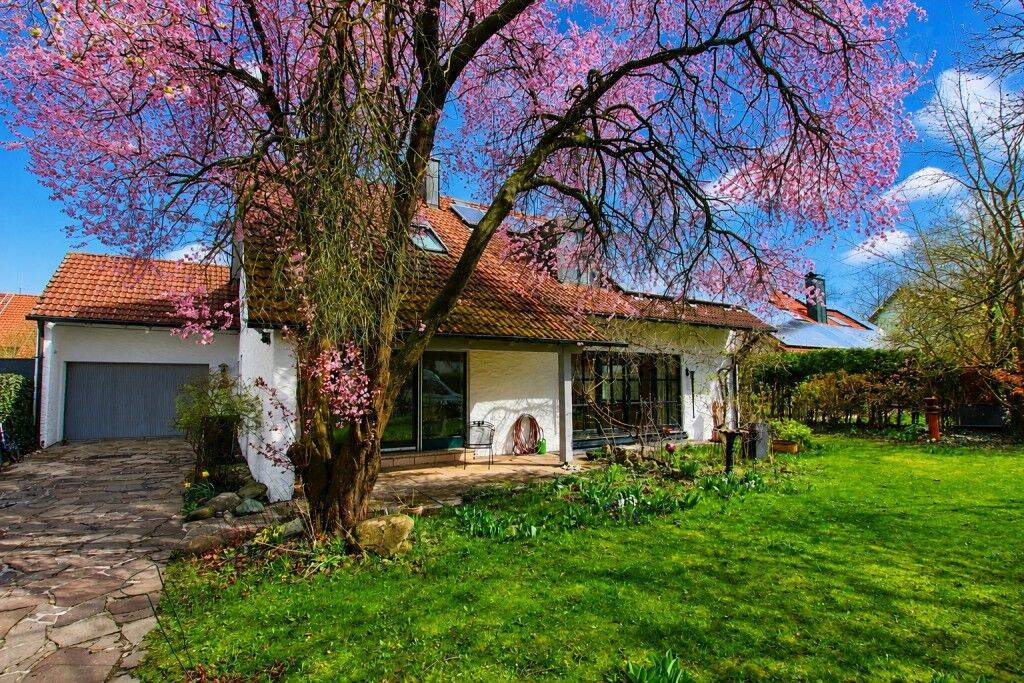Großes EFH in Bestlage mit Doppelgarage., Fotovoltaik u. herrl. Garten Neufahrn (S1), 85375 Neufahrn b. Freising