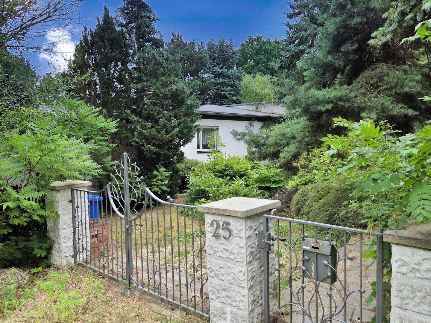 Ein Zuhause mit Charakter – ein Bungalow voller Möglichkeiten und einem Garten wie aus einem Märchen!, 8451 Crimmitschau