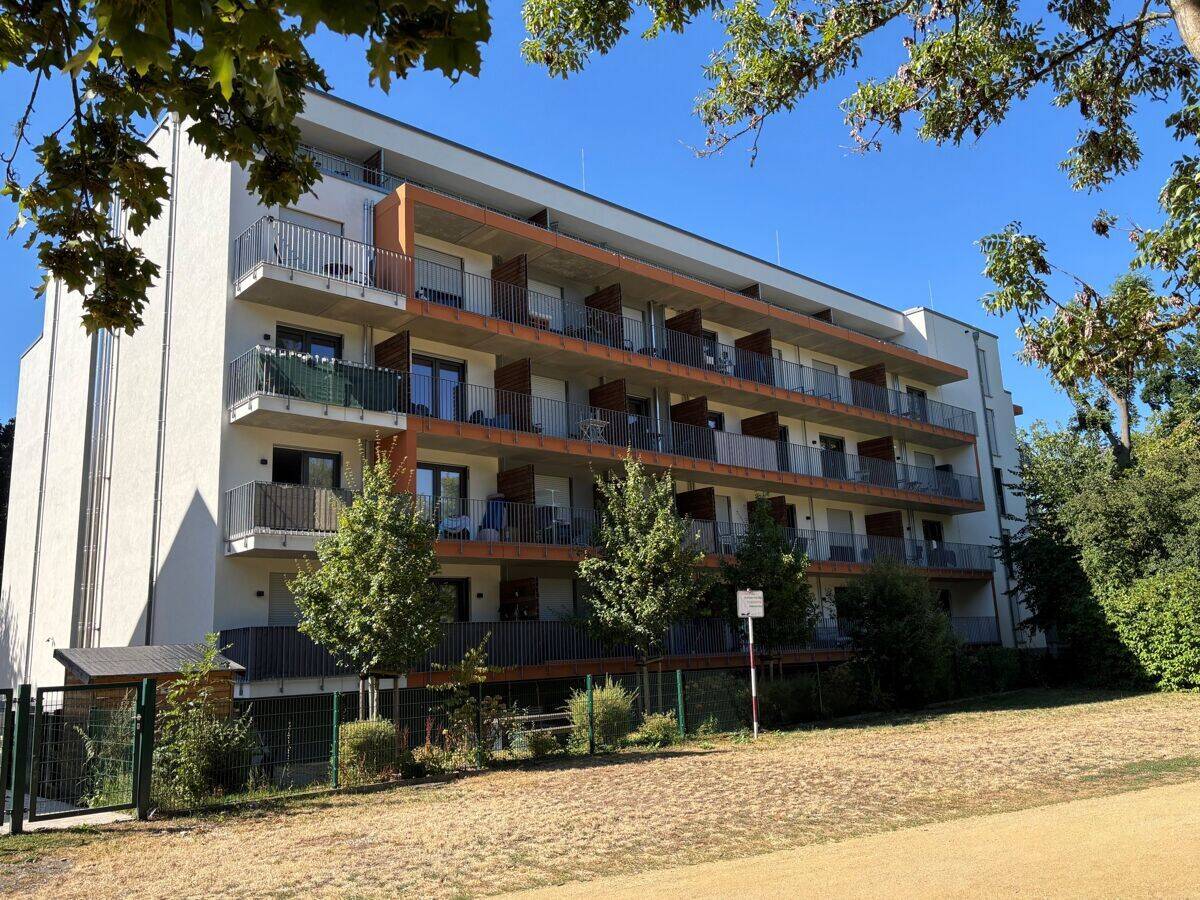 Modernes studentisches Wohnen: Hochwertige 2er-WG-Wohnung mit großer Loggia und Blick ins Grüne – 60528 Frankfurt am Main – Bild 1 von 1