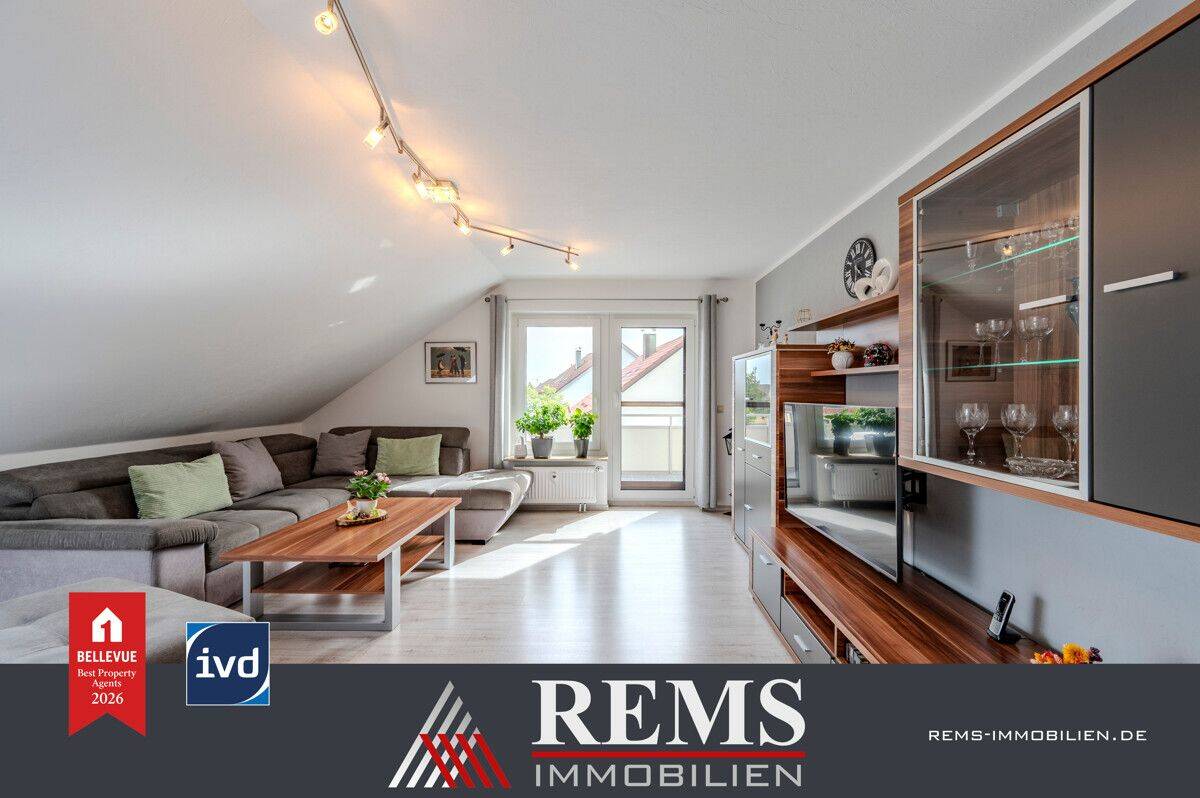 Modernisierte 4-Zimmer-Dachgeschosswohnung mit sonnigem Südbalkon, Kaminofen, Einbauküche und Garage, 73642 Welzheim