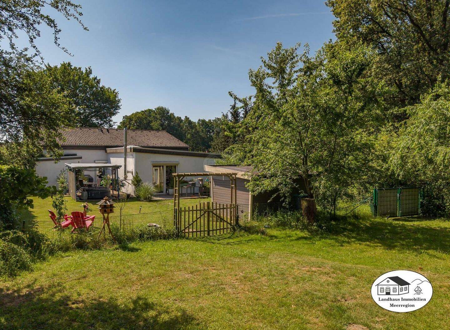 Direkt am Wald: Wohnen + Arbeiten, MGH oder mit Ferienwohnung im großen Doppel – Bungalow., 31632 Husum