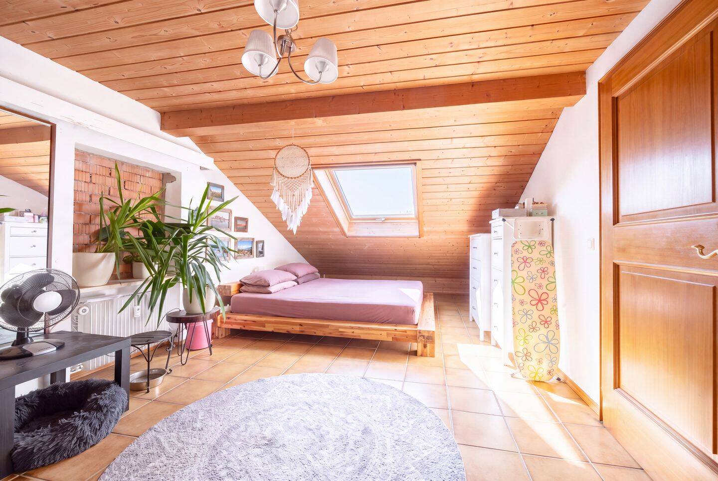 Charmante 2-Zimmer-Dachgeschosswohnung mit Einbauküche & Stellplatz, 83512 Wasserburg a. Inn