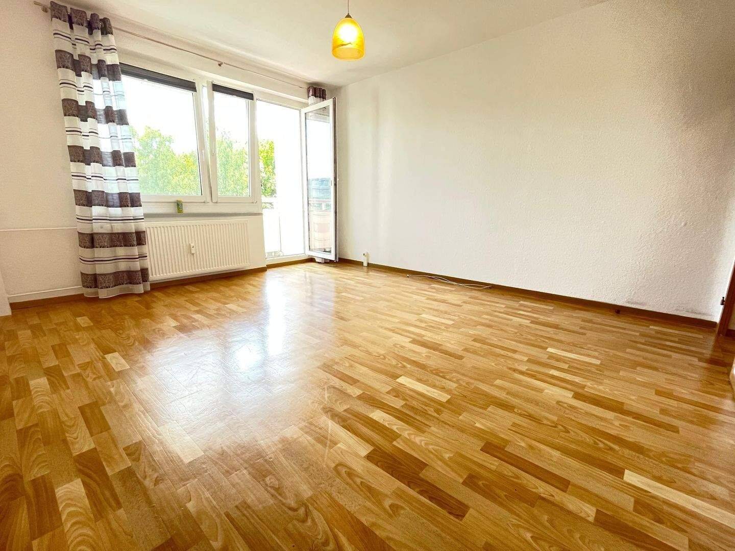 Ruhige und helle 2-Zimmer-Wohnung mit Fernblick und Einbauküche, 7743 Jena