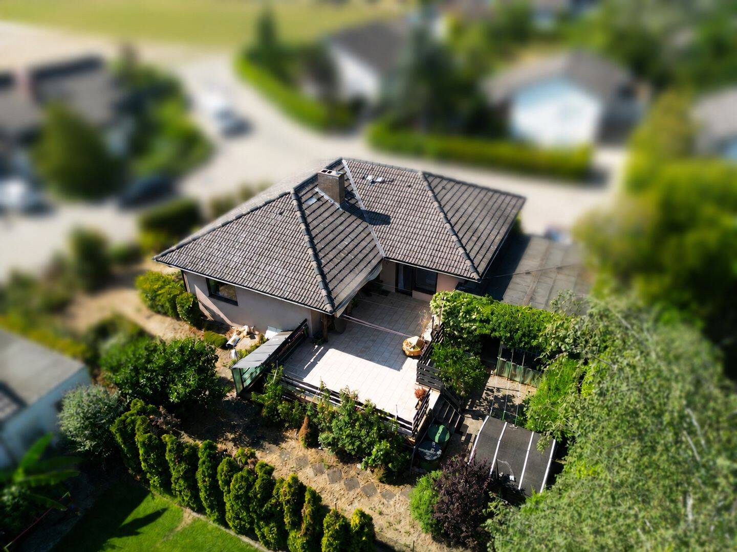 Bungalow mit Einliegerwohnung und Schwimmbad, 67245 Lambsheim
