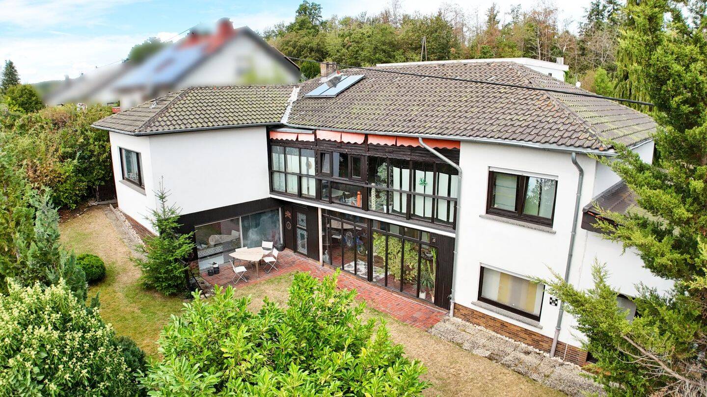Eleganter Bungalow mit Einliegerwohnung und Pool – Komfortables Wohnen auf 230 m² in Kempenich, 56746 Kempenich