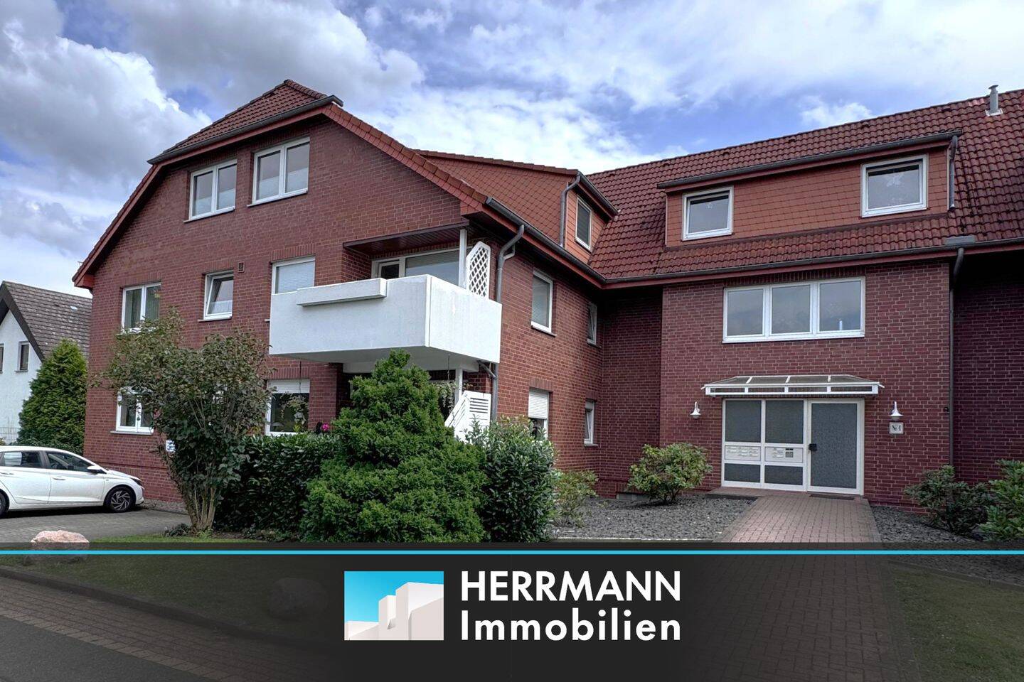 Großzügige Dachgeschosswohnung nebst zwei Garagen in Bad Münder, 31848 Bad Münder am Deister