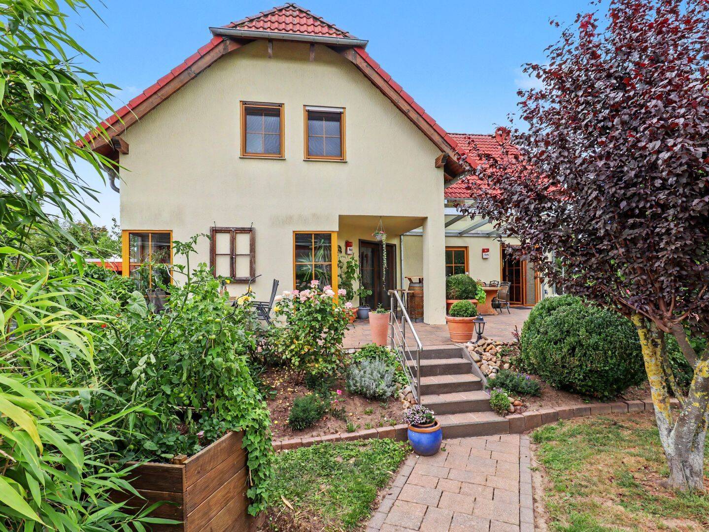 Großzügiges Einfamilienhaus mit Pool und herrlichem Garten in Feldrandlage von Harsum, 31177 Harsum