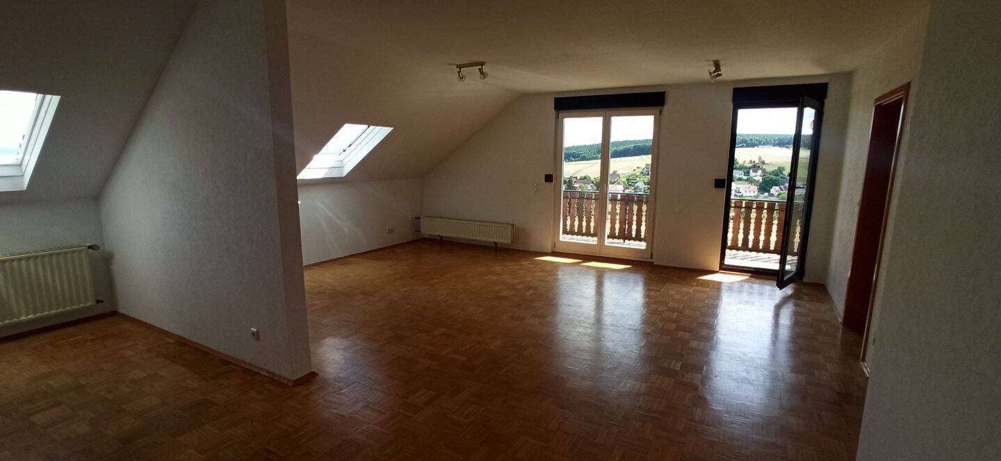 Großzügiges Wohnen mit Rhönblick: Gepflegte 3-Zimmer-DG-Wohnung in Fulda, 36041 Fulda