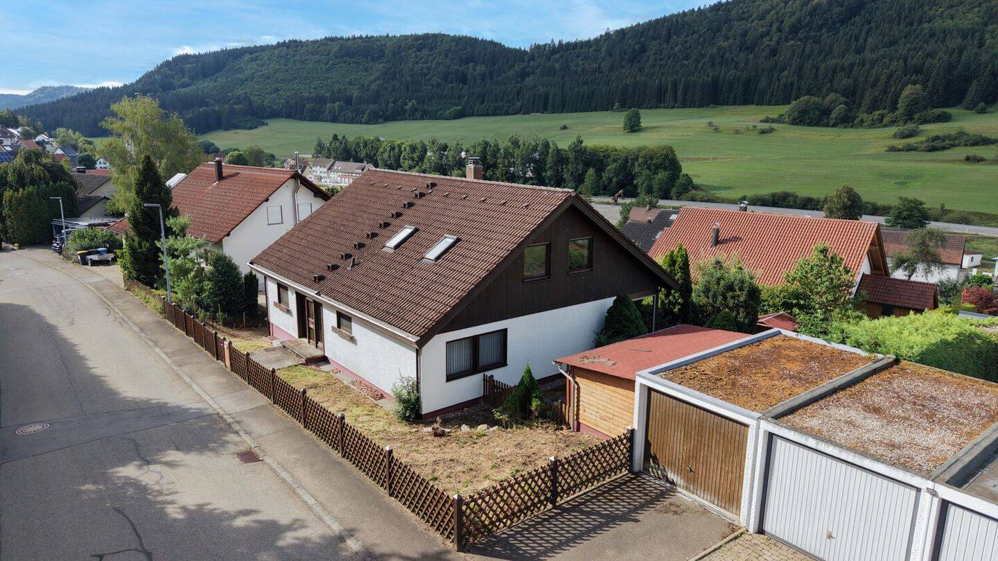 Großzügiges Einfamilienhaus mit Einliegerwohnung und idyllischem Ausblick in 78564 Reichenbach a. H., 78564 Reichenbach am Heuberg