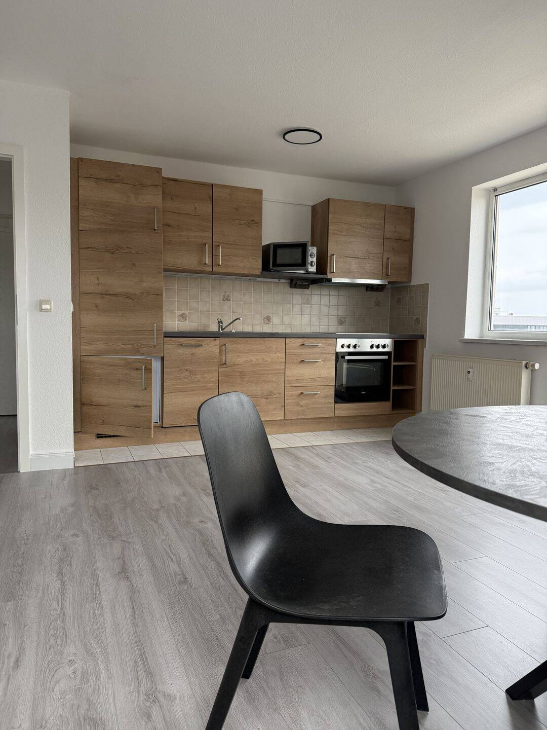 Ein komplett neu renovierte schöne und möblierte DG Wohnung steht ab sofort mitten im Hermsdorf zur Vermietung., 7629 Hermsdorf