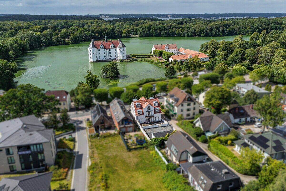 Das kleine Schloss am See: Großzügig und modern Wohnen in Glücksburg, 24960 Glücksburg (Ostsee)