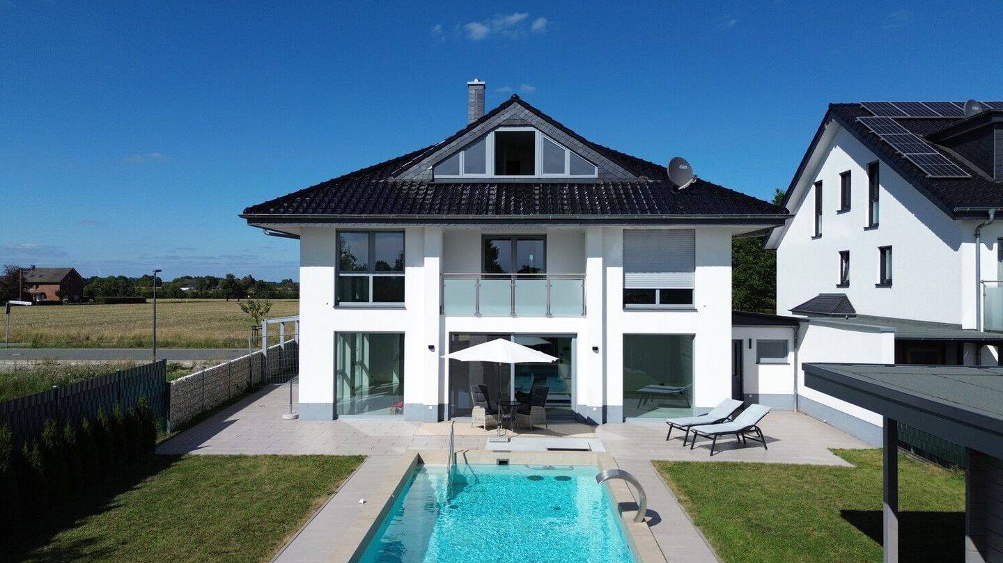 Exklusives Einfamilienhaus – Wohnen auf höchstem Niveau mit Pool, Sauna, Aufzug  und Einliegerwohnung, 59329 Wadersloh