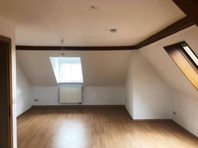 gemütliche 2 Zi DG Wohnung mit EBK u. Stellplatz frei ab 11 2022, 7743 Jena