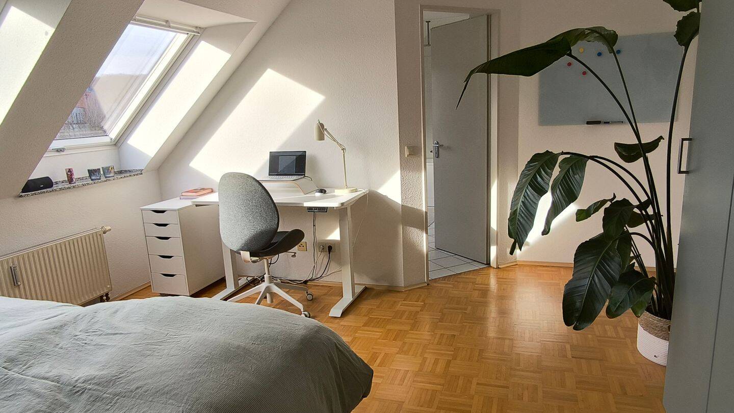 Helle Dachwohnung zur ZWISCHENMIETE 3-6 Monate