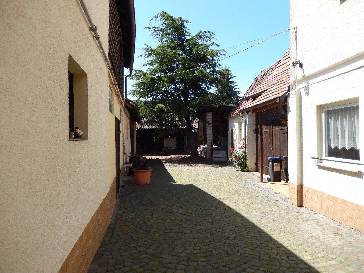 Großes Winzeranwesen mit idyllischem Innenhof in ruhiger sonniger Ortslage., 76833 Siebeldingen