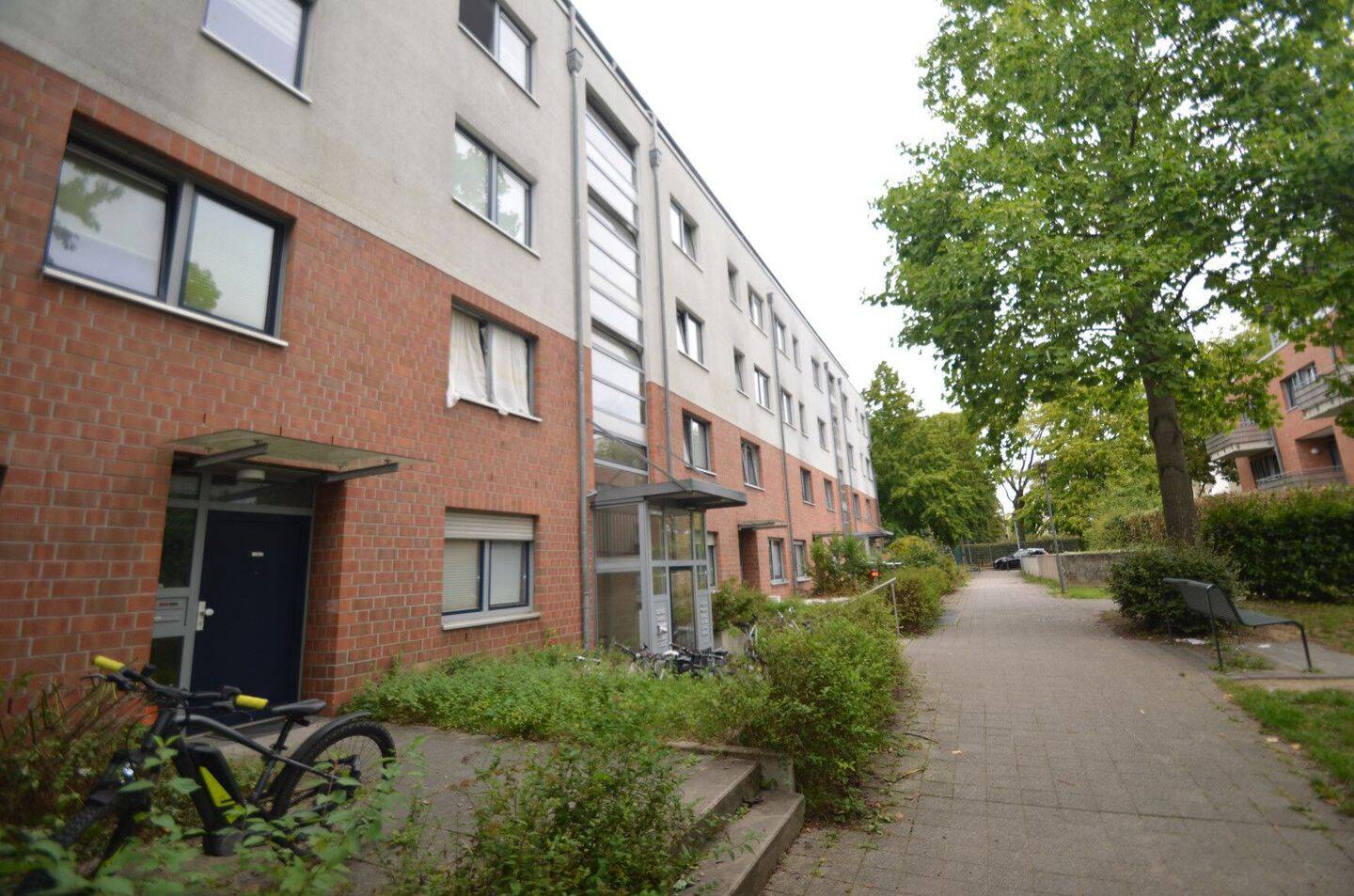 Helle geräumige 3-Zimmerwohnung mit Loggia und Tiefgaragenstellplatz!, 50858 Köln (Lindenthal Junkersdorf Weiden)