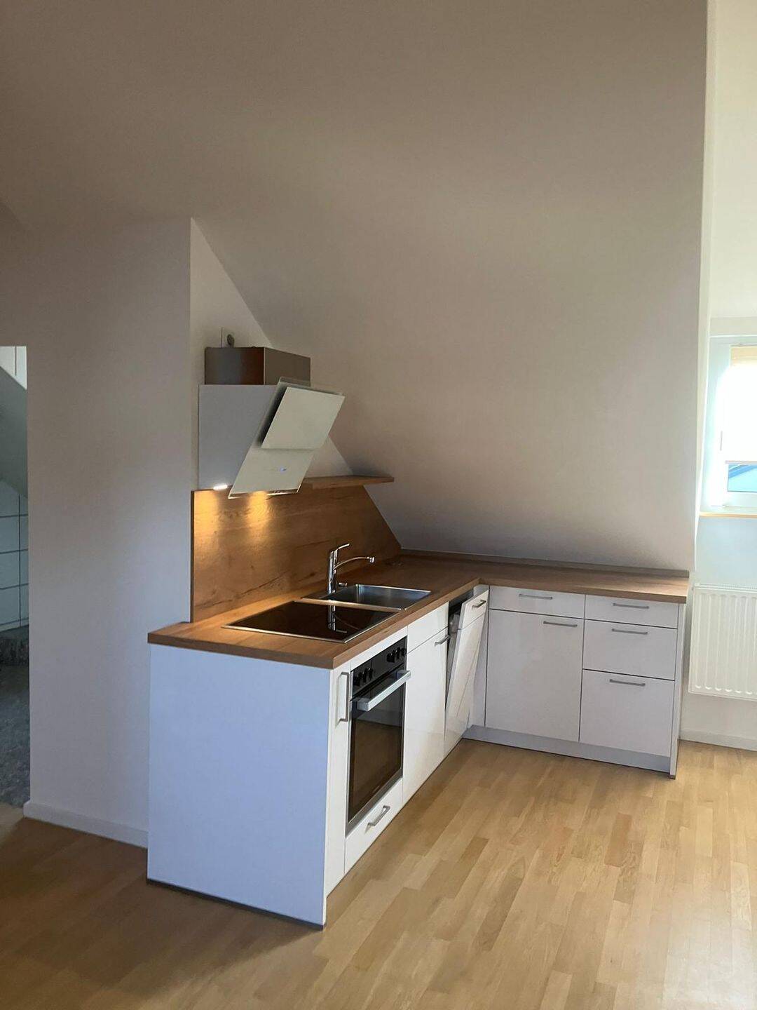 Klimatisierte und moderne Dachgeschosswohnung mit Einbauküche in ruhiger Lage, 40822 Mettmann