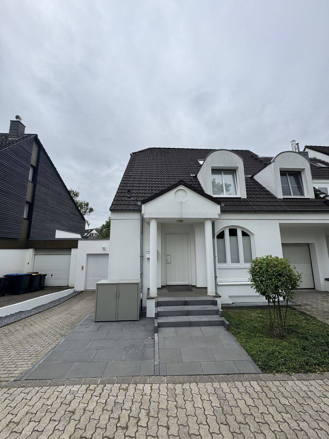 Gepflegtes Reihenhaus mit Einbauküche, Garage und Garten, 40547 Düsseldorf (Lörick Niederkassel Oberkassel)