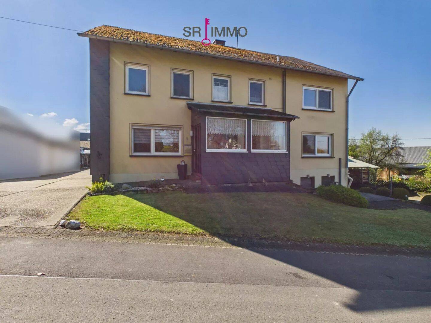 Neuer Preis: 323.000,00 EUR (alter Preis 359.000,00 EUR) Gepflegtes Wohnhaus mit großen Garagen in ruhiger Lage in Krautscheid, 54673 Krautscheid