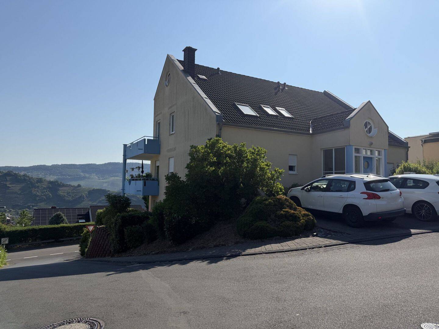 Großzügige, helle 3-Zimmer-Wohnung mit dreiseitig umlaufender Terrasse und teilweisem Moselblick, 54346 Mehring