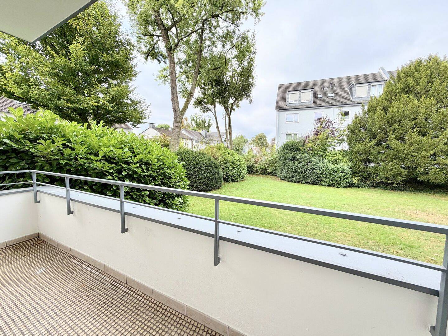 Top sanierte Dreizimmerwohnung mit Balkon, Garage und 2x Abstellräumen, 40724 Hilden