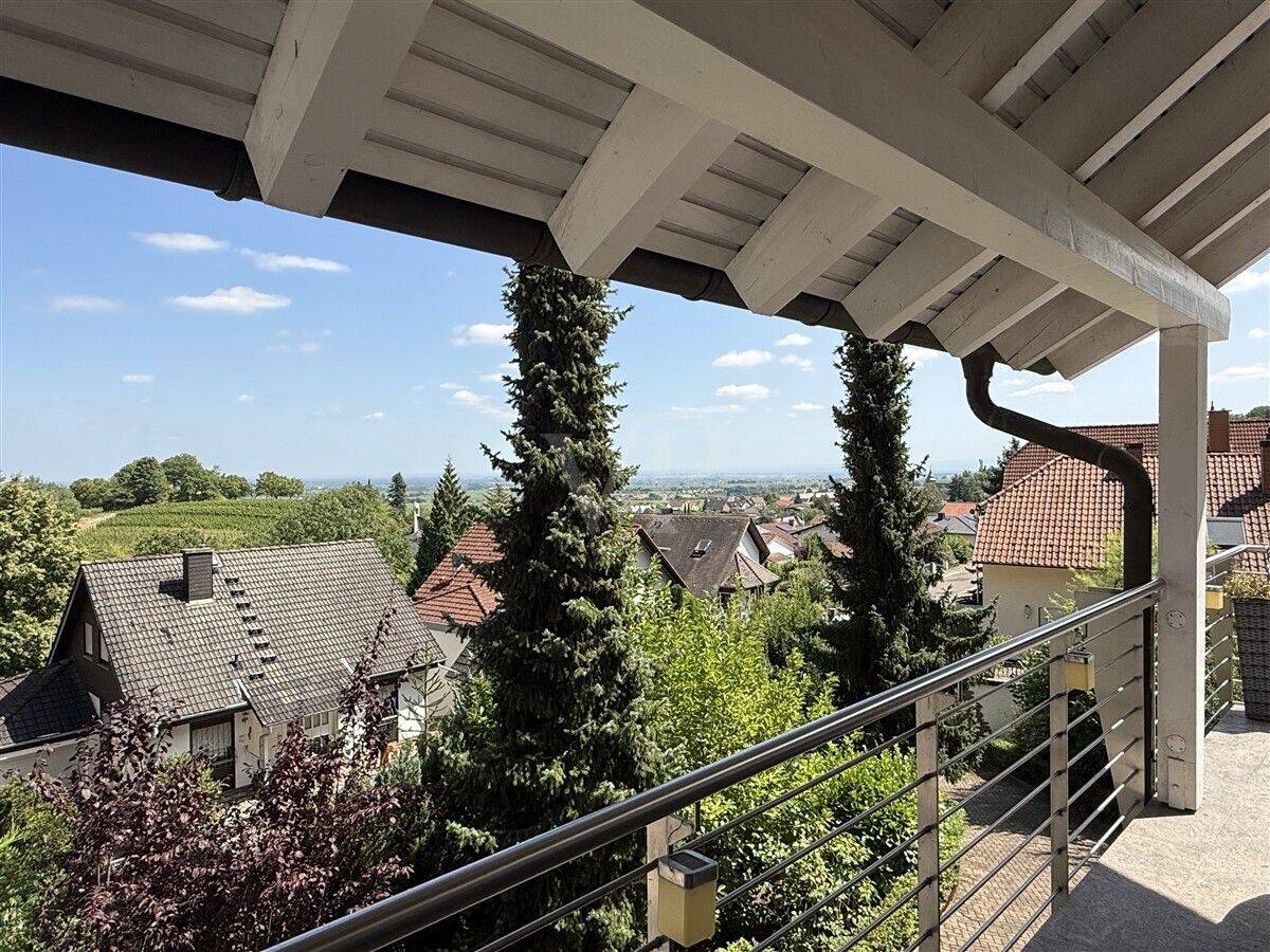 Leben mit Aussicht – Einfamilienhaus auf terrassiertem Sonnengrundstück mit Gartenparadies, 76835 Burrweiler