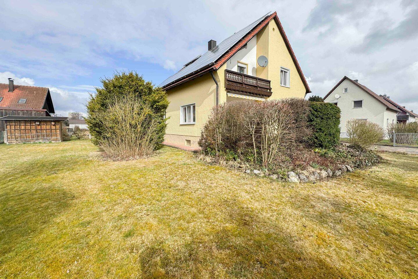 Zwei Etagen, viele Möglichkeiten – Einfamilienhaus mit großem Garten & PV in Sünching, 93104 Sünching