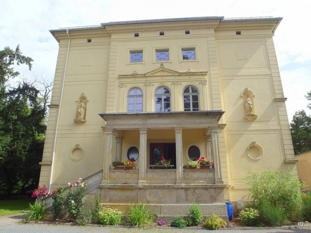 Freundliche 3-Zimmer-Wohnung mit Balkon und PKW-Stellplatz in schöner Stadtvilla, 1855 Sebnitz