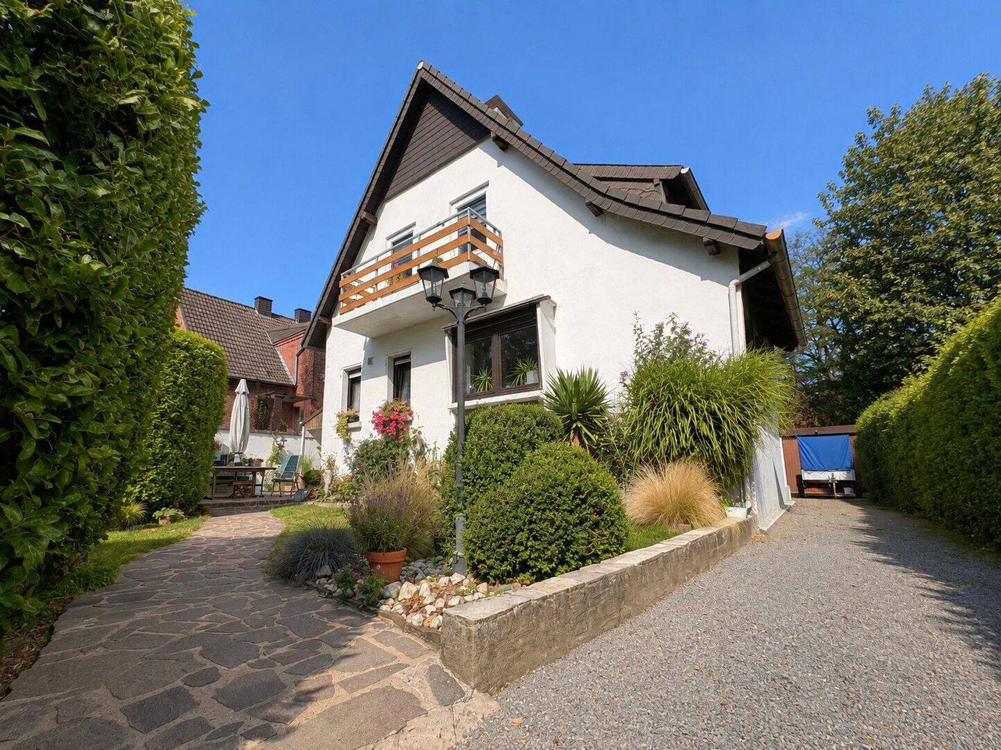 Freistehend wohnen mit viel Grün: Einfamilienhaus mit Pool, Garage & großzügigem Grundstück, 46483 Wesel