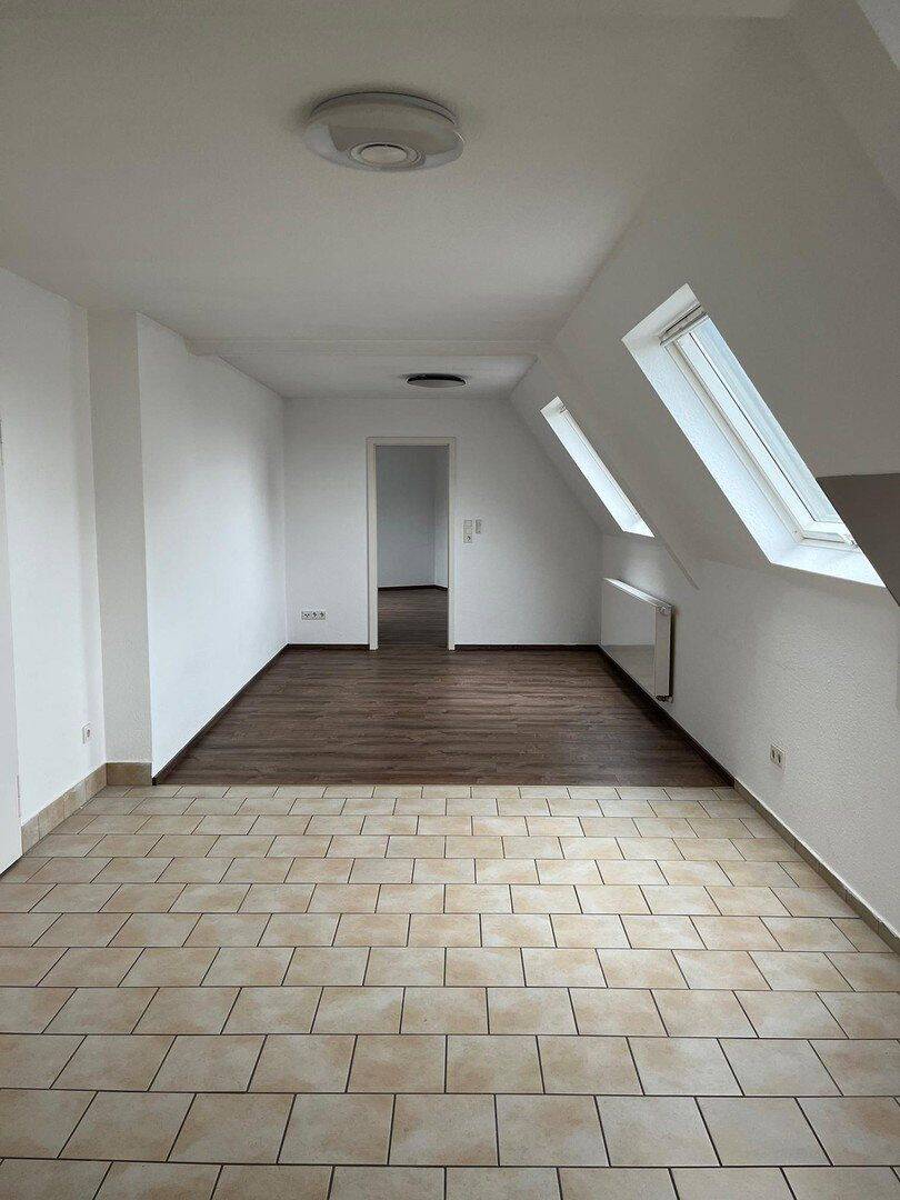 Attraktive 2-Zimmer-Dachgeschosswohnung in Ludwigshafen am Rhein, 67061 Ludwigshafen am Rhein (Mitte Süd)