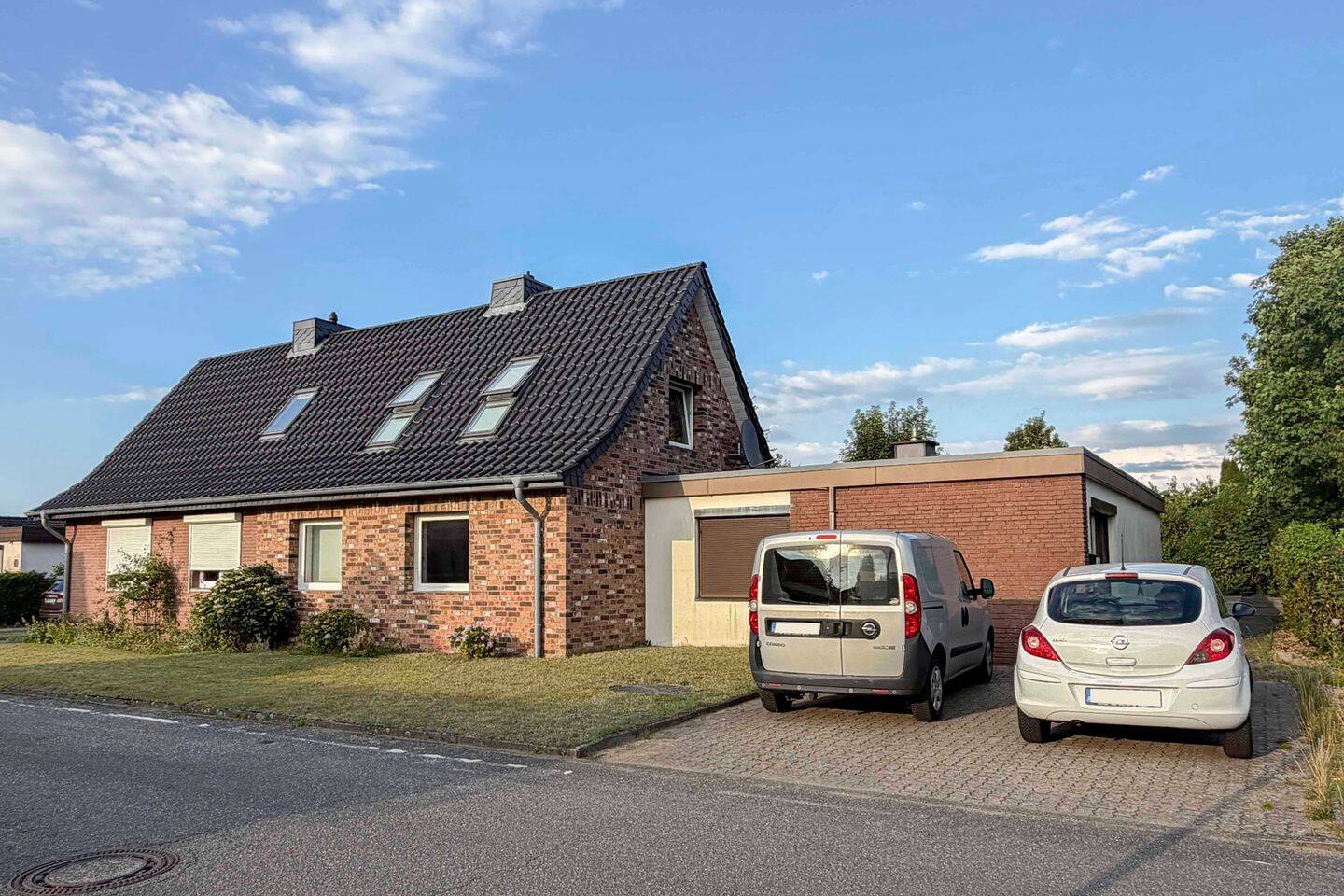 Großzügige Doppelhaushälfte mit Einzugspotenzial und Ausbaureserve, 24536 Neumünster (Brachenfeld Einfeld Tungendorf)