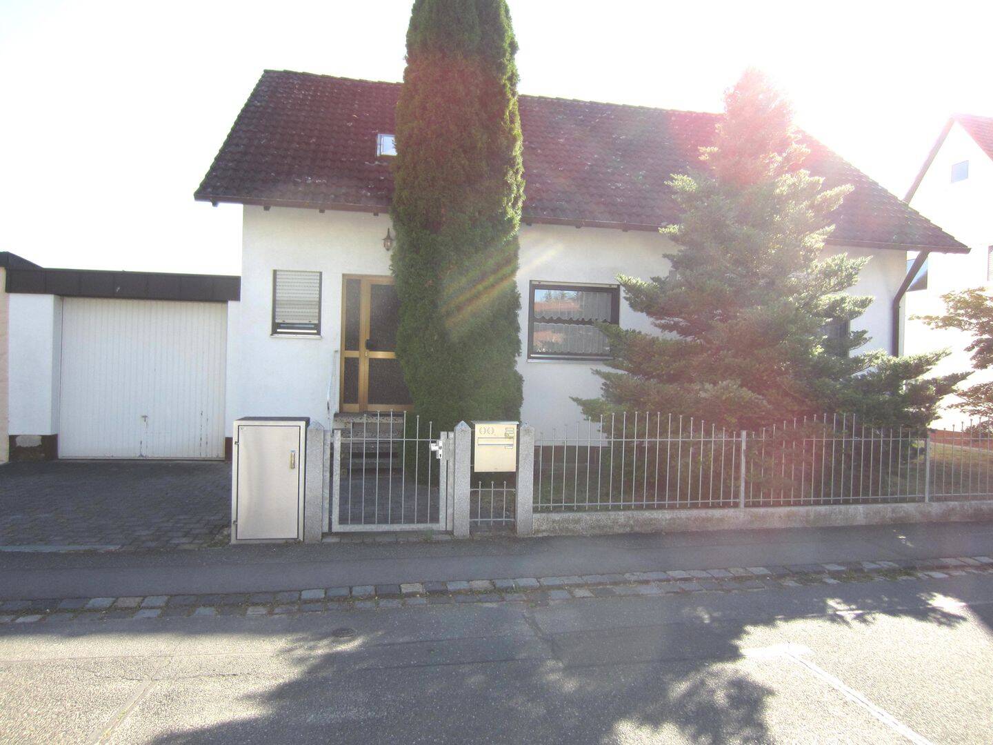 Freistehendes Einfamilienhaus mit kompakter Doppelhaushälfte – 910 m² Grundstück in Fürth-Hardhöhe, 90766 Fürth (Eigenes Heim Hardhöhe Unterfarrnbach Weststadt)