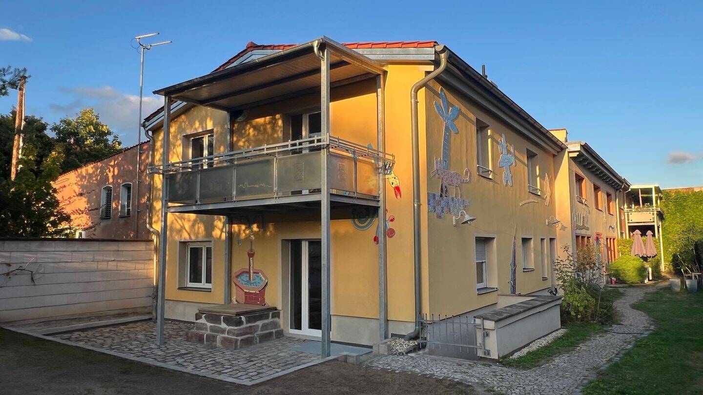 attraktive 3-R-Wohnung im Zweifamilienreihenendhaus im 1. OG mit Balkon (im Grünen, in 2. Reihe); Erstvermietung nach Komplettsanierung, 6618 Naumburg (Saale)