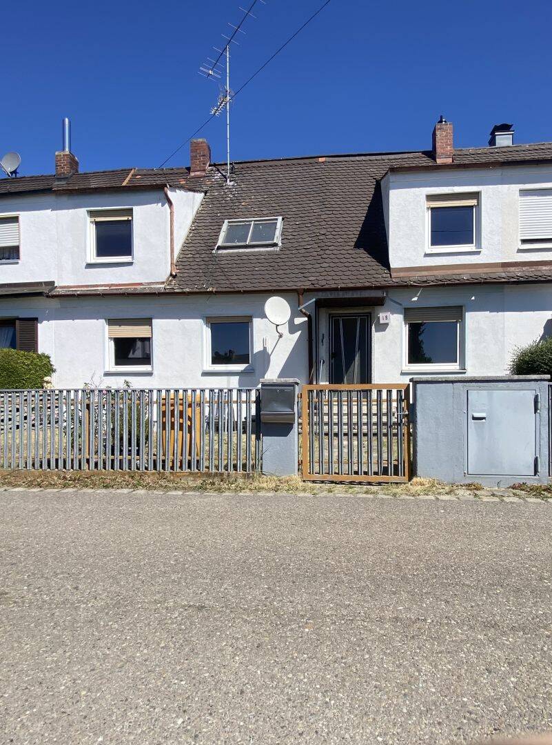 Haus mit viel Entwicklungspotenzial und Doppelgarage in ruhiger Lage von Augsburg-Hammerschmiede, 86169 Augsburg (Firnhaberau Hammerschmiede Lechhausen)