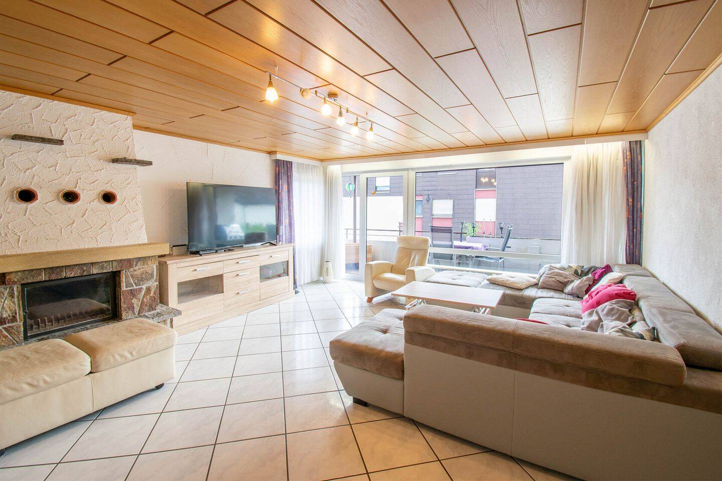 Wohnen mit Wohlfühlcharakter – 4,5 Zimmer, Kaminofen, überdachter Balkon und große Garage in Plüderhausen, 73655 Plüderhausen