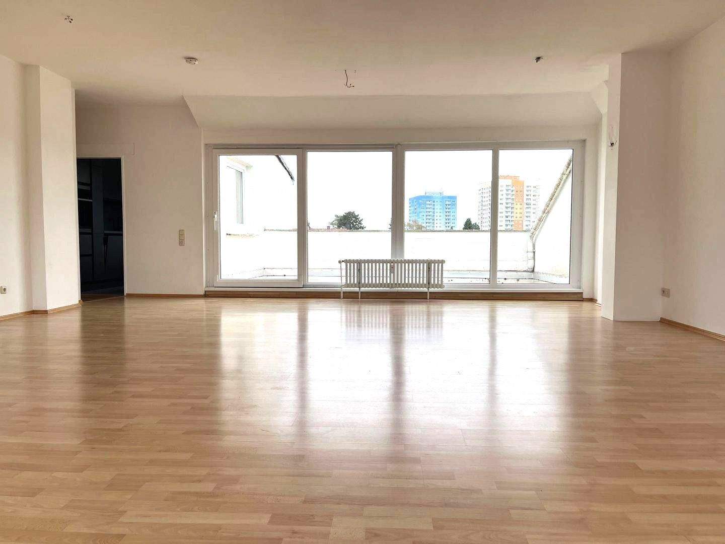 Großzügige Wohnung mit zwei Dachterrassen im Herzen von Langen, 63225 Langen (Hessen)