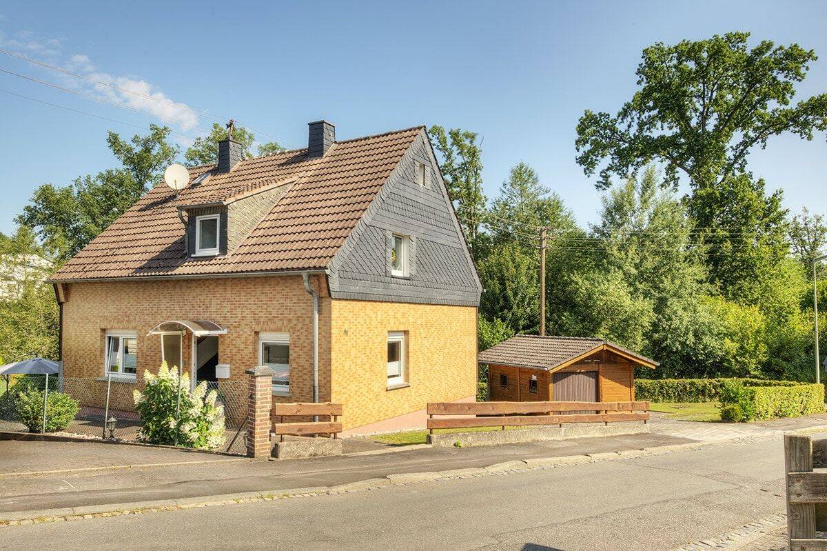 Gepflegtes Wohnhaus mit Nebengebäuden in ruhiger Stadtrandlage von Wissen, 57537 Wissen