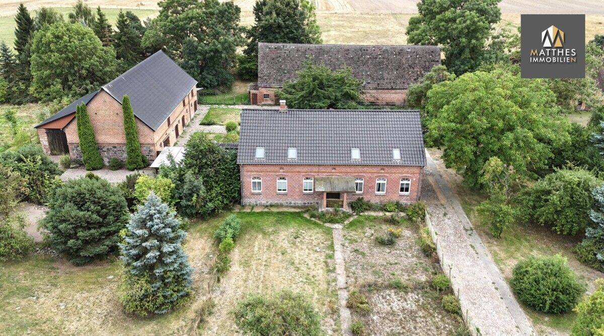 Dreiseitenhof mit großem Grundstück – „Viel Platz für Wohnen, Tierhaltung und Ihre Ideen“, 17391 Medow