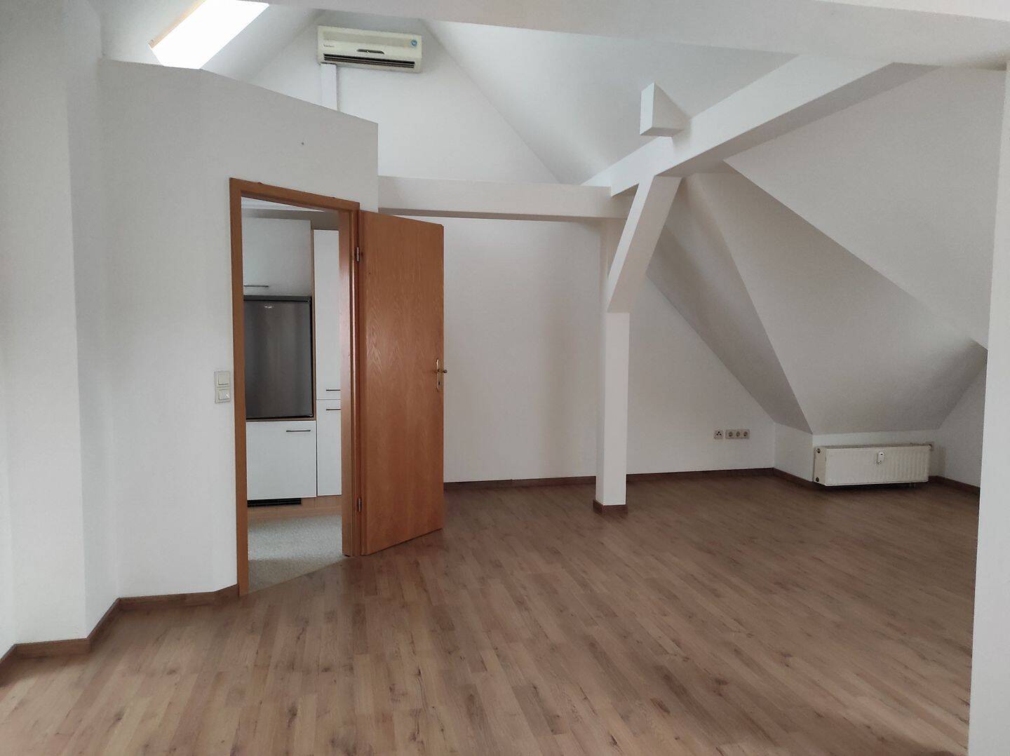 Charmante 2,5-Zimmer-Dachgeschosswohnung in Weimar – hell, ruhig & mit guter Anbindung, 99423 Weimar (Altstadt Innenstadt Nordvorstadt Südstadt Westvorstadt)