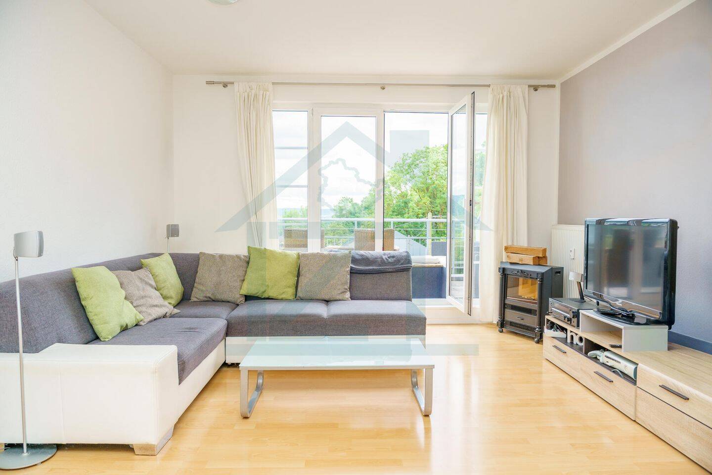 Top-Investment oder neues Zuhause: Helle DG-Wohnung mit Balkon, EBK & Tiefgarage!, 7778 Neuengönna