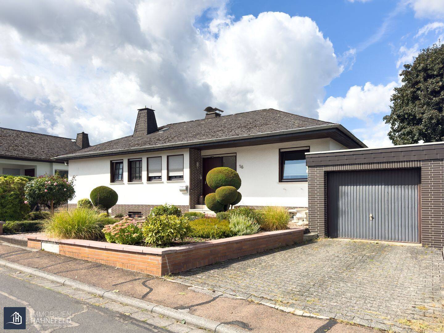 Wohnen, wie man es sich wünscht: Freistehender Bungalow mit Kamin, Sauna, Garten & 2 Garagen, 65549 Limburg a.d. Lahn