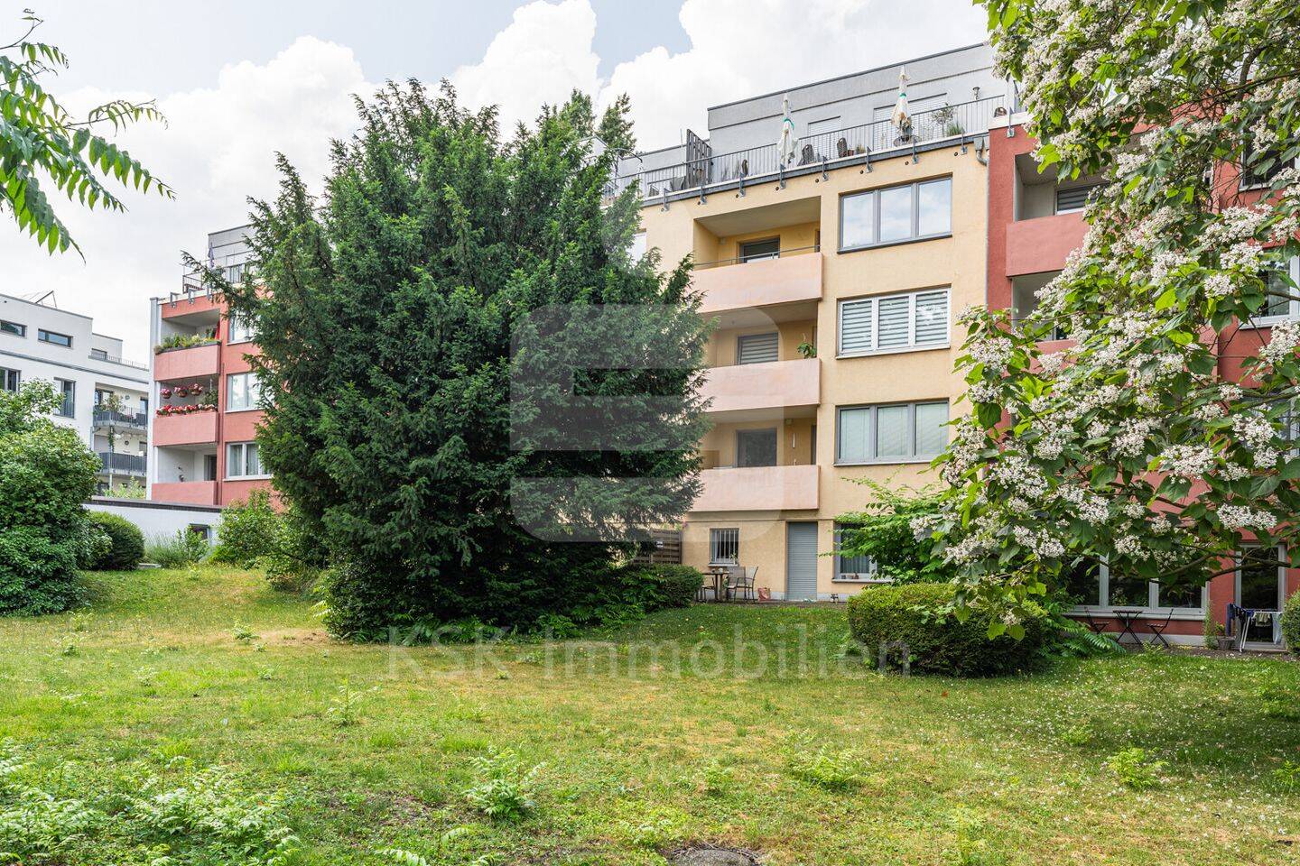 Stilvoll wohnen am Rhein – hochwertig modernisierte 3-Zimmer-Wohnung mit Südloggia und Rheinblick!