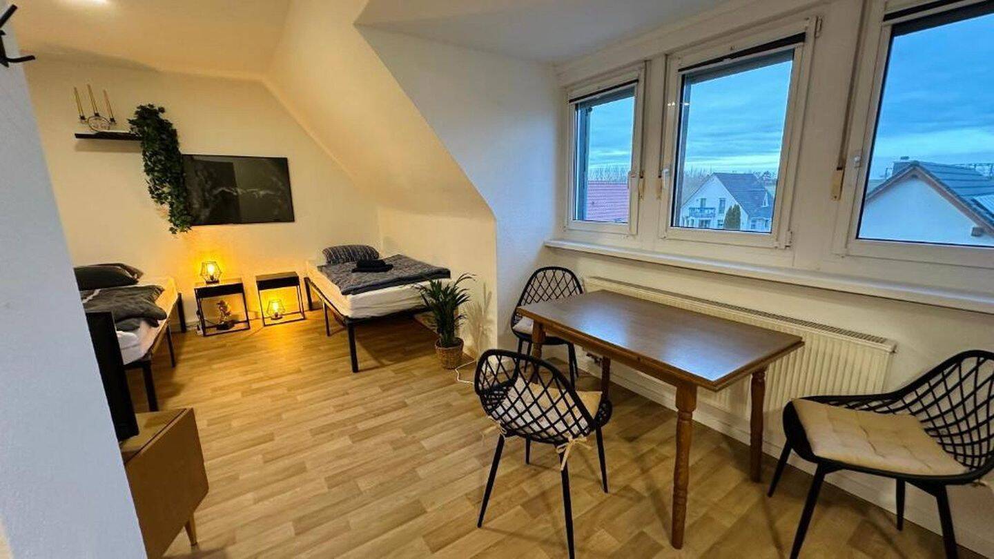 Helle 2-Zi.-Dachgeschosswohnung mit Einbauküche, 4552 Borna