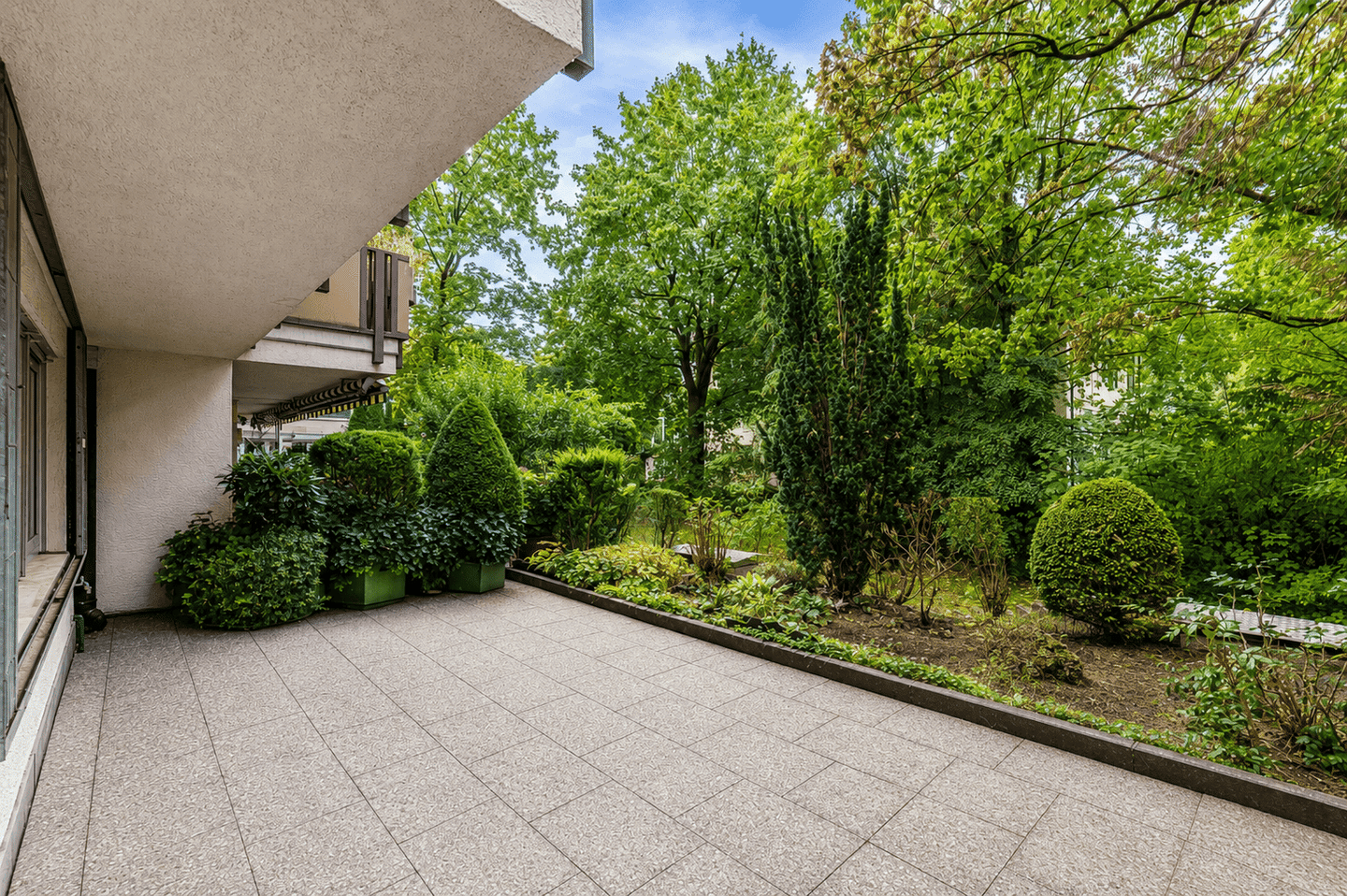 HEGERICH: Großzügige Gartenwohnung mit weitläufiger Terrasse und Tiefgaragenstellplatz, 90489 Nürnberg (Gärten bei Wöhrd Rennweg Veilhof Wöhrd)