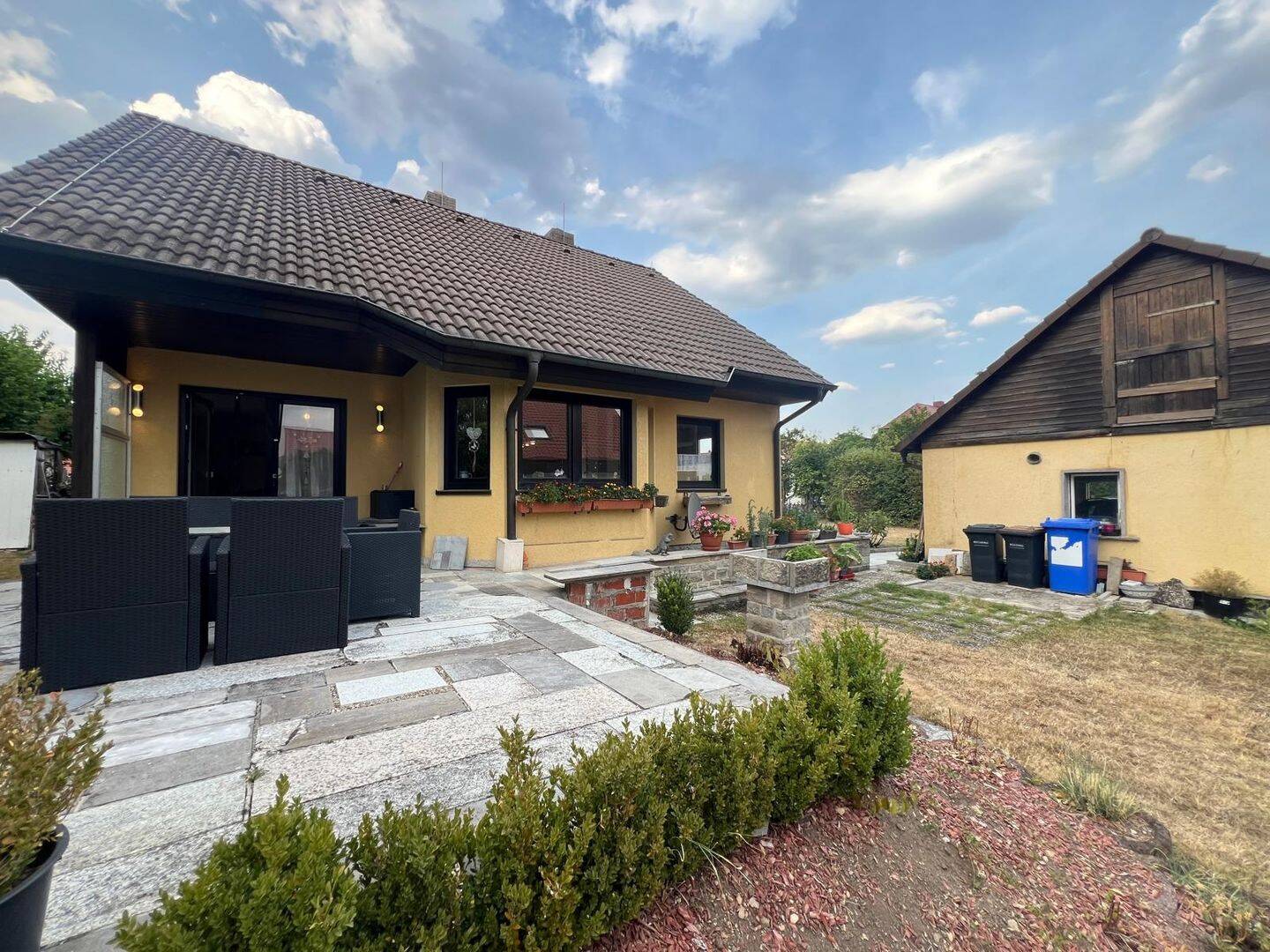 Charmantes Einfamilienhaus mit großzügigem Grundstück, Garten, Doppelgarage & Einzelgarage, 97346 Iphofen