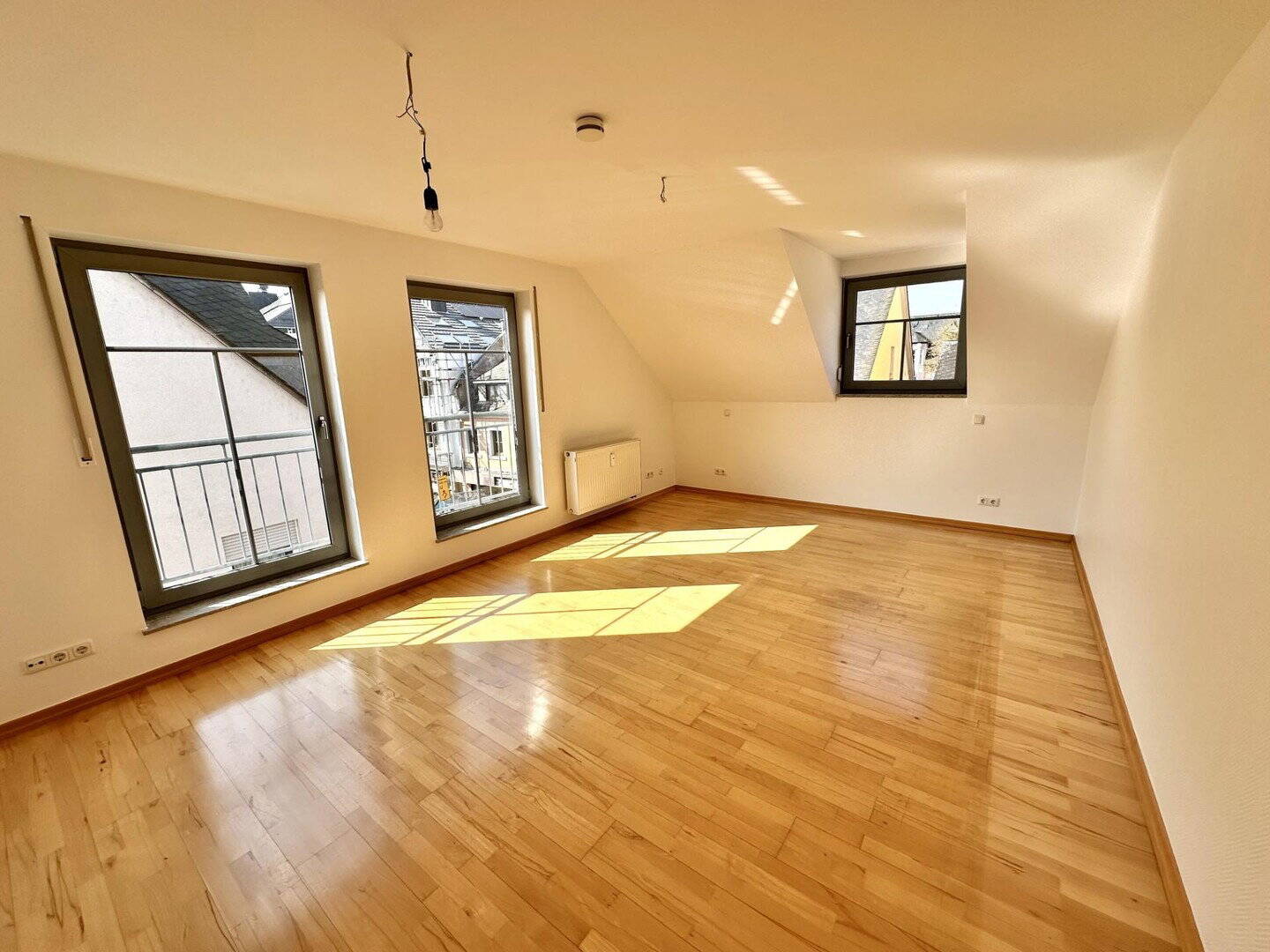 Sehr gepflegte DG-Wohnung in Schweich, mit Einbauküche, Balkon, PKW-Stellpl., 54338 Schweich