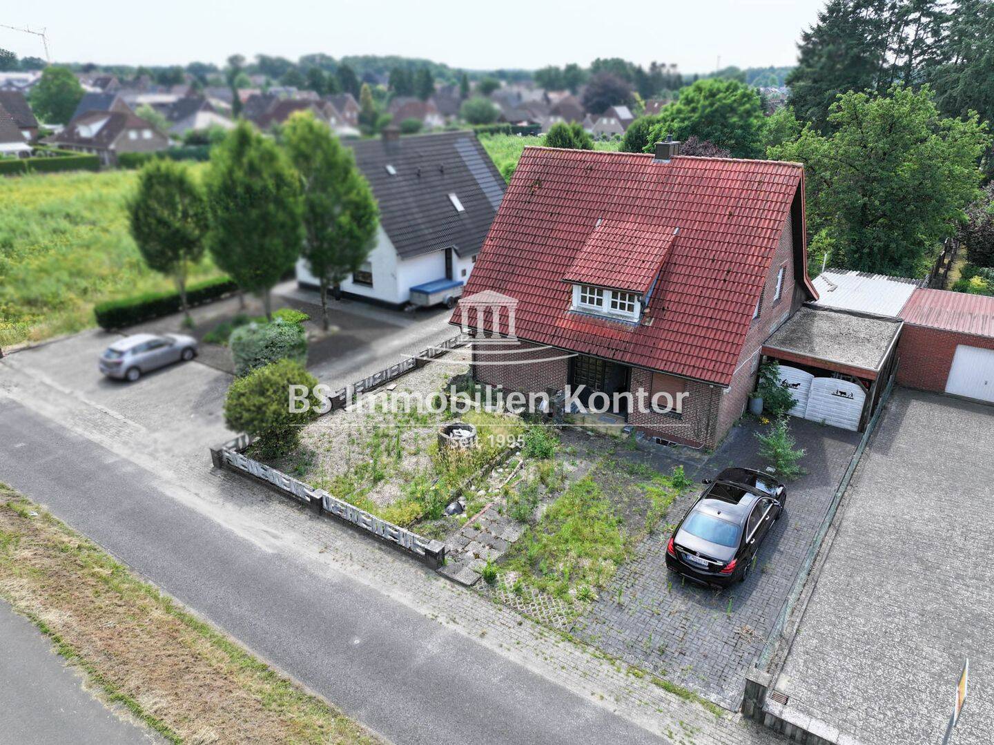 Uelsen! Sanierungsbedürftiges Einfamilienhaus mit Garage, Carport, Terrasse, Balkon und Garten!, 49843 Uelsen