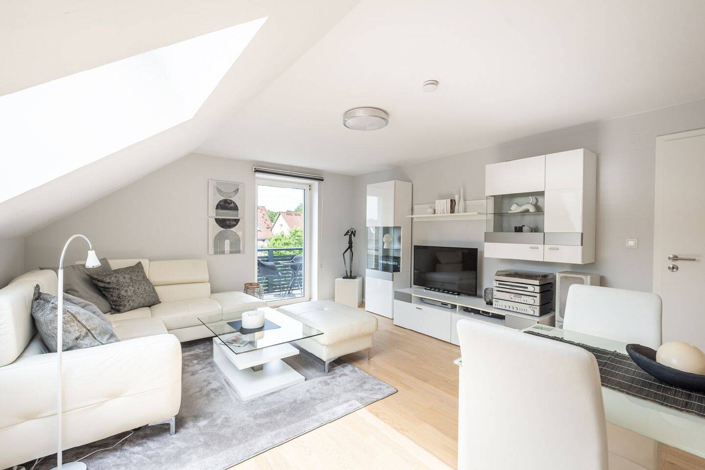 AIGNER – Modernisierte Dachgeschosswohnung nahe Karlsfelder See, 85757 Karlsfeld